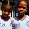 bambine della scuola di salvador con le magliette H.H.P.P. Onlus